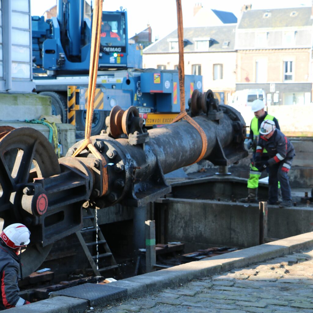Restauration du Pont Colbert : dépose mécanisme de rotation ®F. Thomas - Ports de Normandie